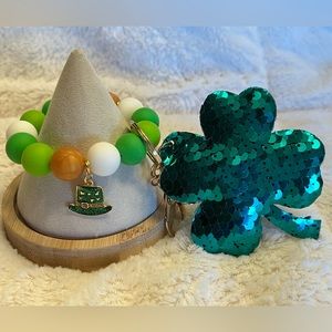 🍀 St. Patrick Keychain Wristlet. 
Silicone beaded bracelet with shamrock